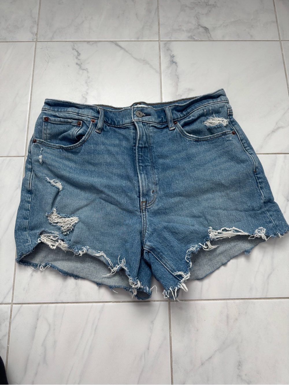 Abercrombie 4” Mom Shorts High Rise Distressed Denim Size 31/12